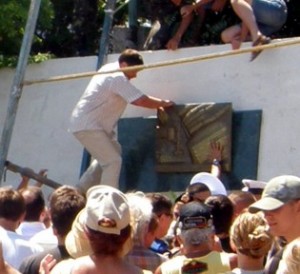 5 июля 2008-го года. Севастопольцы срывают пропагандную табличку на Графской пристани