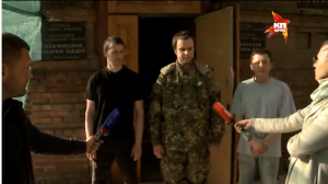 Павел Губарев (в центре), Павел Перепечаенко (слева) и Игорь Злобин (справа) сразу же после освобождения из украинского плена