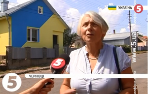 В русофобском угаре черновицкая пенсионерка перекрасила свой дом в жовтоблакитные цвета (скриншот 5 канала)