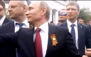 Владимир Путин общается с восторженной толпой севастопольцев на Графской пристани 13 августа 2014 г. 