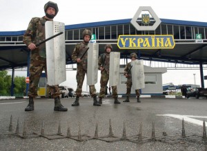 Украиские пограничники издеваются над жителями Крыма, получившими российские паспорта. Их отправляют назад в Крым, конфисковывают автомобили, высаживают из поездов .