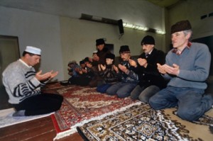 Высланные из Крыма лидеры меджлиса теряют контроль над рядовыми крымскими татарами