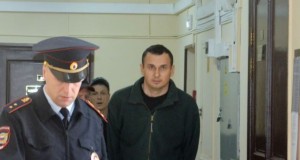 Подозреваемый в терроризме Олег Сенцов в московском суде 8 апреля 2015 г. 