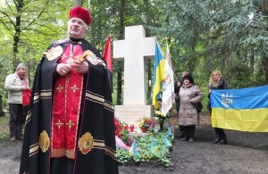Церемонию освящения памятника Бандере на мюнхенском кладбище возглавил униатский епископ Петр Крик