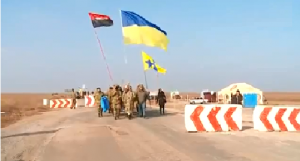 Группа укронацистов ии меджлисовских экстремистов маршируют к границе Крыма
