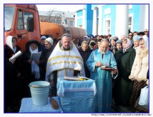 Священник отец Никон совершает водосвятие в праздник Крещения Господня 19 января 2009 г. Настоятель Святопокровского храма в Судаке трагически погиб вчера. 