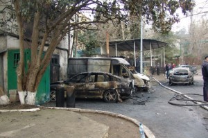 Первое марта, улица Солнечная в Партените. Пламя от подожженных автомобилей охватило находящееся рядом кафе