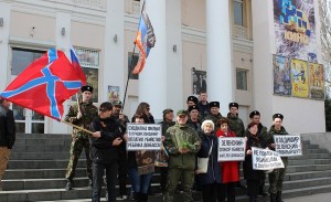 Казаки Феодосийского полка Международного союза протестуют у кинотеатра "Крым"