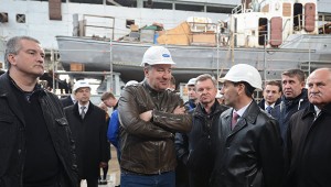 Рогозин и Аксенов посещают феодосийский судостроительный завод