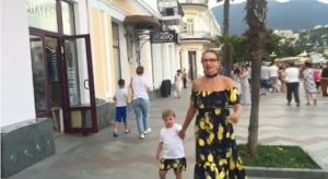 Эвелина Бледанс с сыном Семеном прогуливается по Набережной Ялты