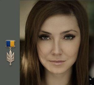 Активистка помощи карателям АТО Лилия Украинская была награждена 18 июля этого года орденом "народный герой Украины. На руках этой "волонтэрки" кровь мирных жителей Донбасса