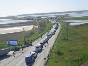 Поток автомобилей на Чонгаре по пути с Украины в Крым