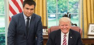 Климкину не предложили даже сесть. Он фотографируется рядом с сидящим Трампом, согнув ноги